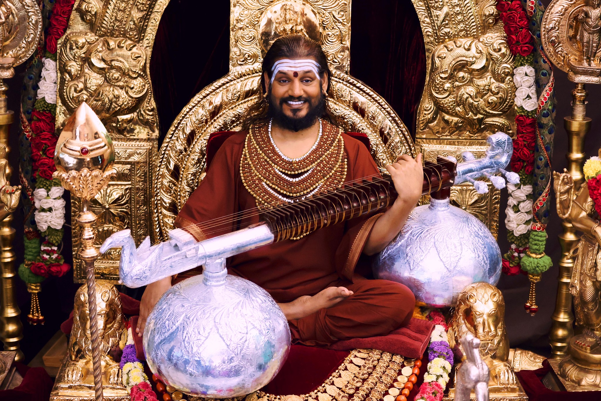 His Divine Holiness Bhagavān Śrī Nithyānanda Paramashivam playing the vīṇā